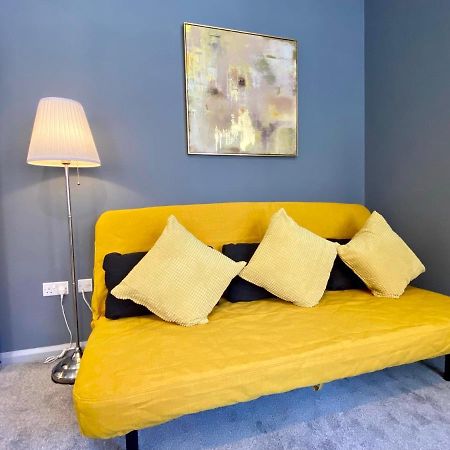 Beachside Bliss: Trendy Apartment near Bournemouth Exterior photo