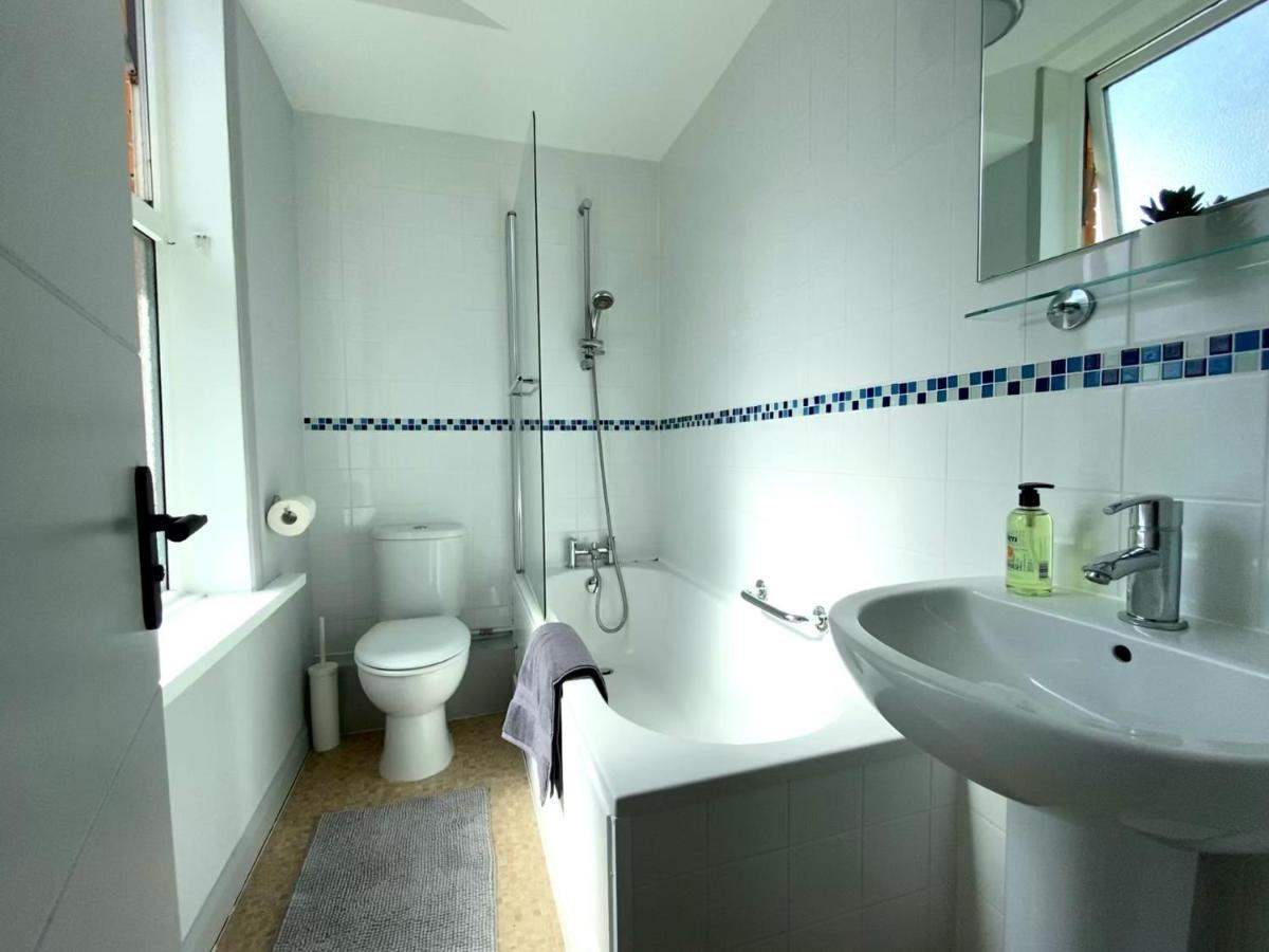 Beachside Bliss: Trendy Apartment near Bournemouth Exterior photo
