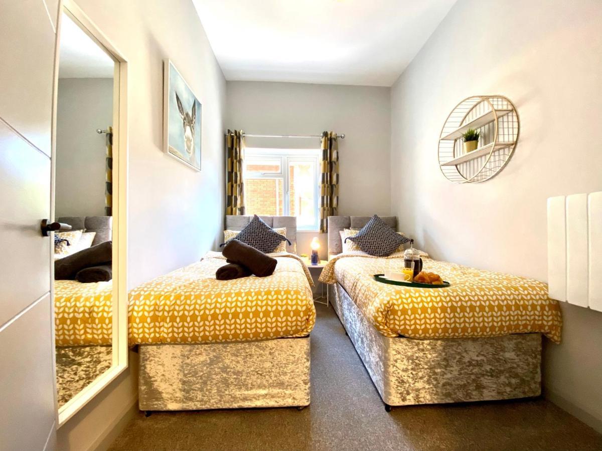 Beachside Bliss: Trendy Apartment near Bournemouth Exterior photo