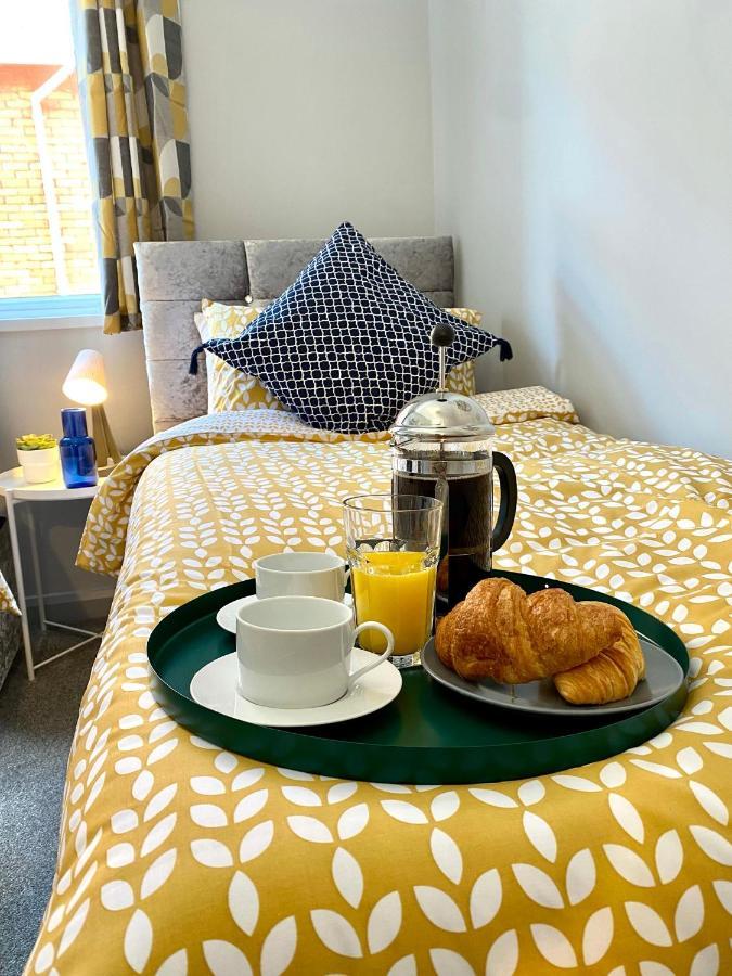 Beachside Bliss: Trendy Apartment near Bournemouth Exterior photo